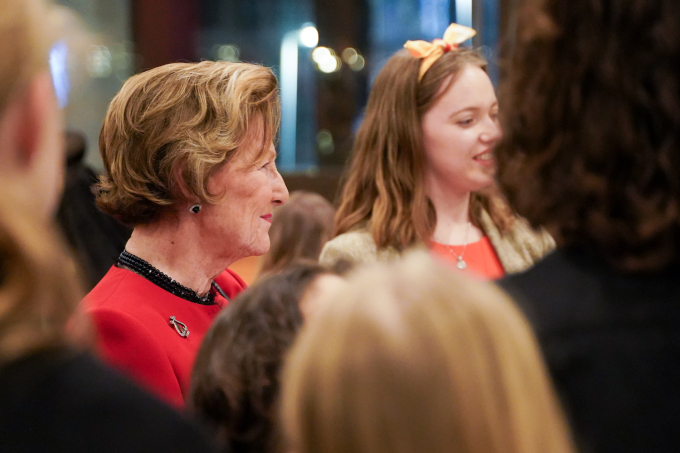Dronning Sonja møter unge musikarar etter konserten. Foto: Liv Anette Luane, Det kongelege hoffet